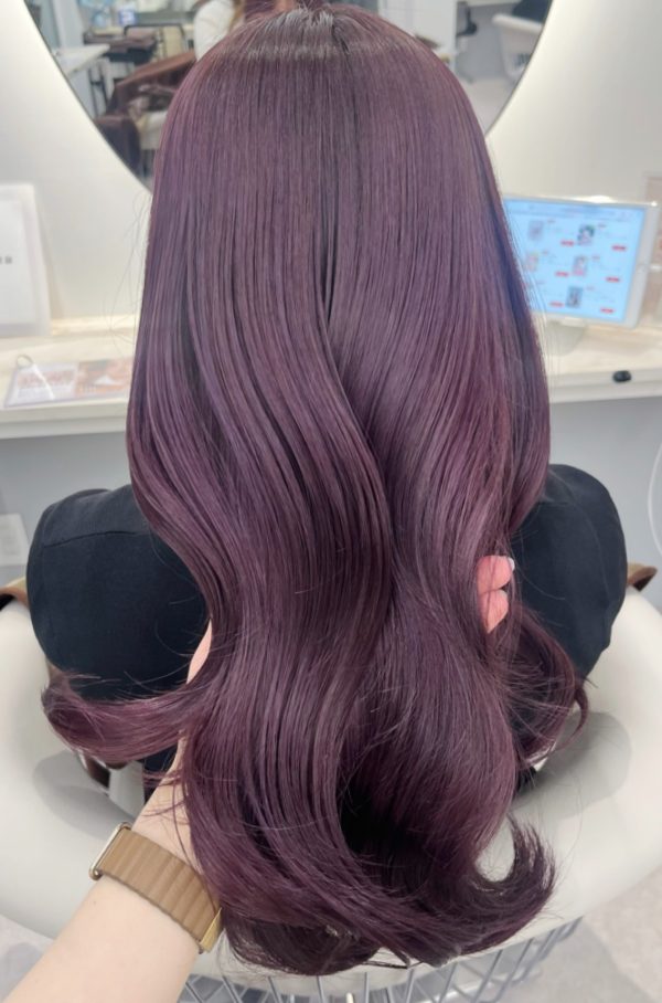 シークレットハイライトのロングヘアを後ろから見たところ。深いパープルの髪色に、ツヤと透明感が出ている