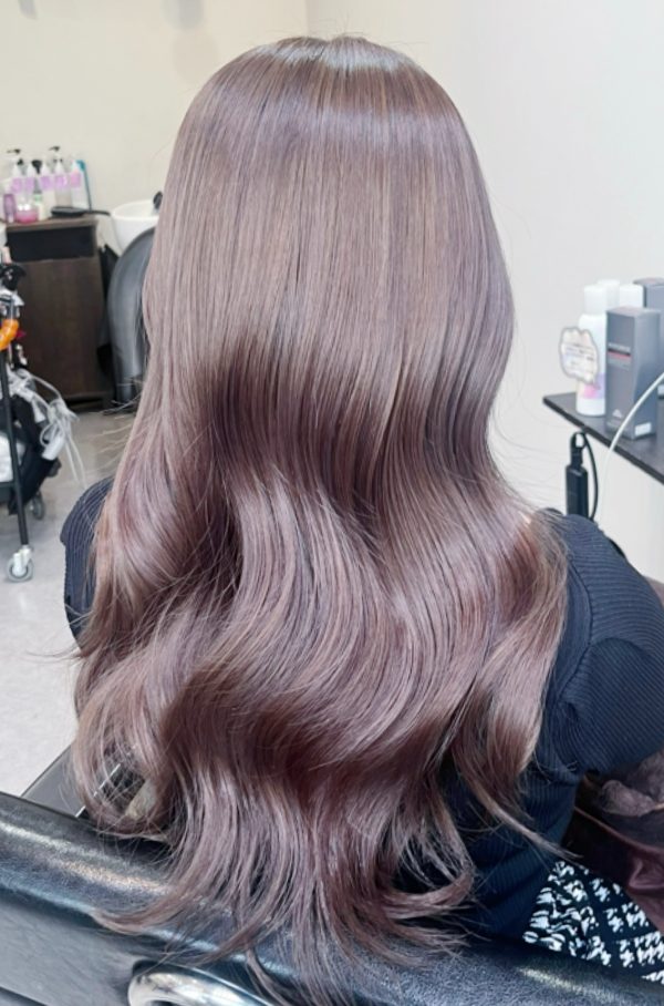 シークレットハイライトのロングヘアを後ろから見たところ。やわらかなピンクベージュの髪色に、ツヤと透明感が出ている
