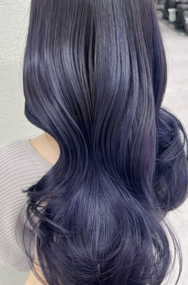 シークレットハイライトのロングヘアを後ろから見たところ。深いブルーの髪色に、ツヤと透明感が出ている