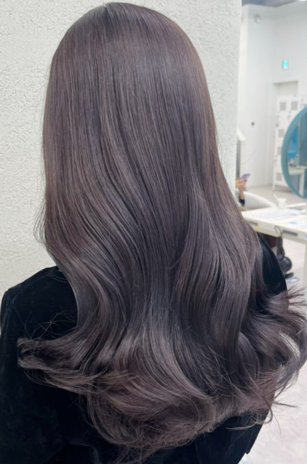 シークレットハイライトのロングヘアを後ろから見たところ。グレーがかったラベンダーの髪色に、ツヤと透明感が出ている