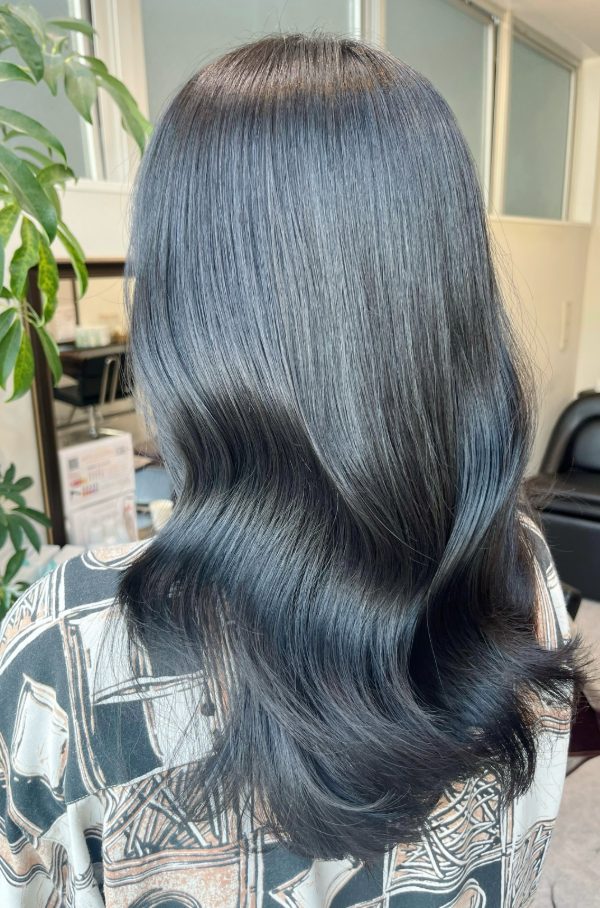 シークレットハイライトのロングヘアを後ろから見たところ。青みのあるブルーブラックの髪色に、ツヤと透明感が出ている
