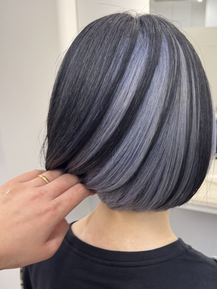 アンブレラカラーのアイスブルー。表面の暗髪の下から、内側のアイスブルーがのぞいている
