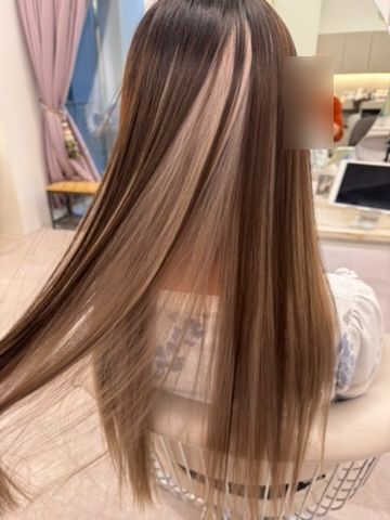 アンブレラカラーのミルクティー。表面の暗髪の下から、内側のミルクティーがのぞいている
