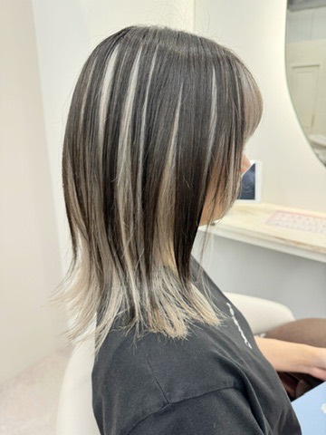 アンブレラカラーのパール。表面の暗髪の下から、内側のパールがのぞいている