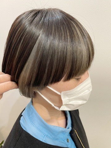アンブレラカラーのグレー。表面の暗髪の下から、内側のグレーがのぞいている